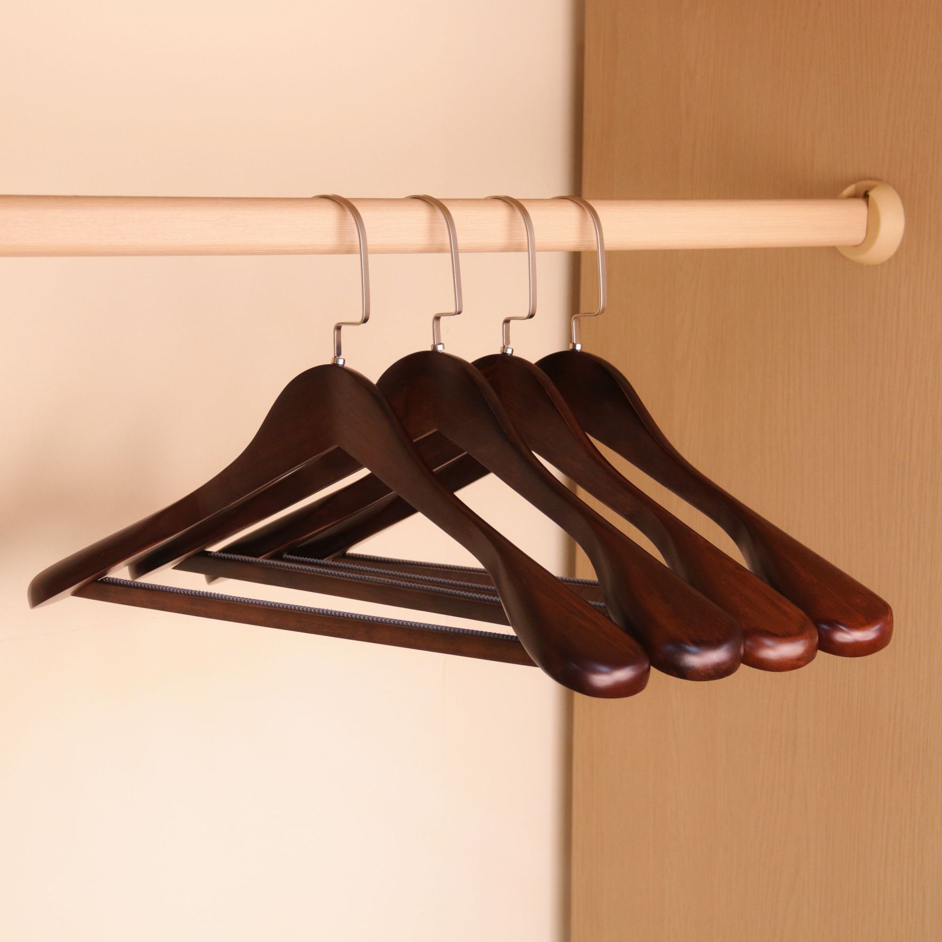Solid wood wood wide shoulder hangers hotel clothing store special non-slip no trace no bulge coat hanging suit pants clothes brace Specification drawing