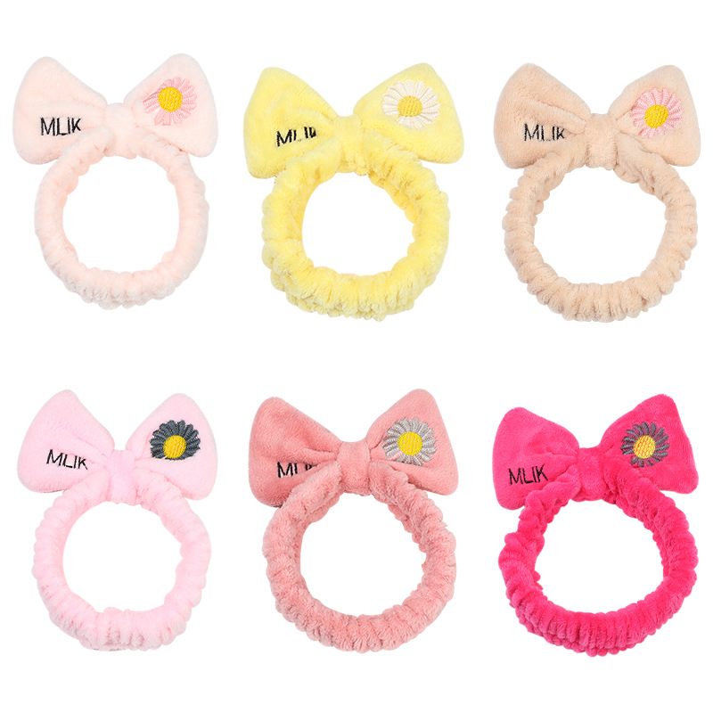 Japanese And Korean Internet Red Sweet And Cute Mlik Daisy Bow Headband Girl Makeup Face Wash Headband Plush Headband Application Scenario