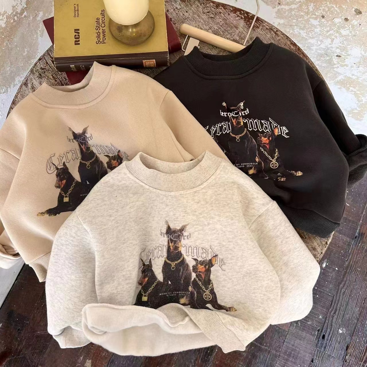 The new loose, fleece and thickened hooded sweatshirts for children in autumn and winter are trendy for girls and boys