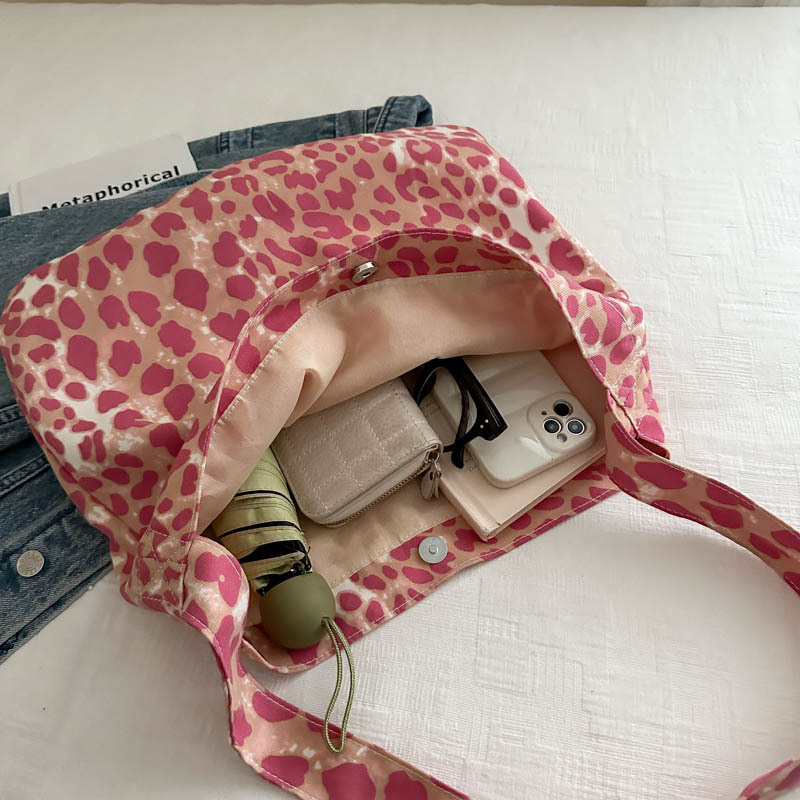 Leopard print canvas bag for women, 2024 new style, trendy Korean college style tote bag, casual large-capacity hand-held shoulder bag Application Scenario