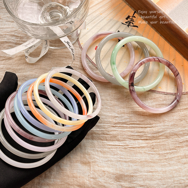 The same style of rough Dingdang bracelet on Xiaohongshu, fashionable ice-transparent glass imitation jade bracelet, white moonlight bracelet, simple accessory Specification image