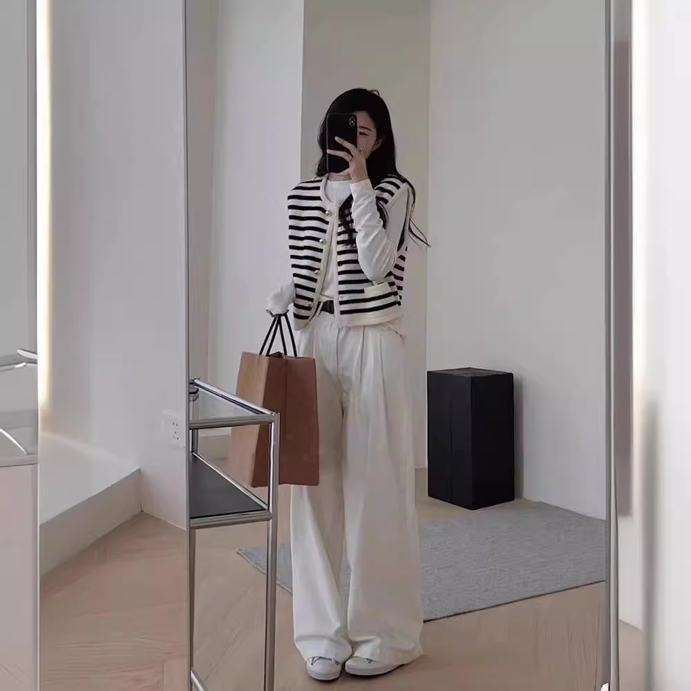 Black and white chanel-style striped sleeveless knitted waistcoat, women's spring and autumn cardigan, with a sweater and vest over it Specification image