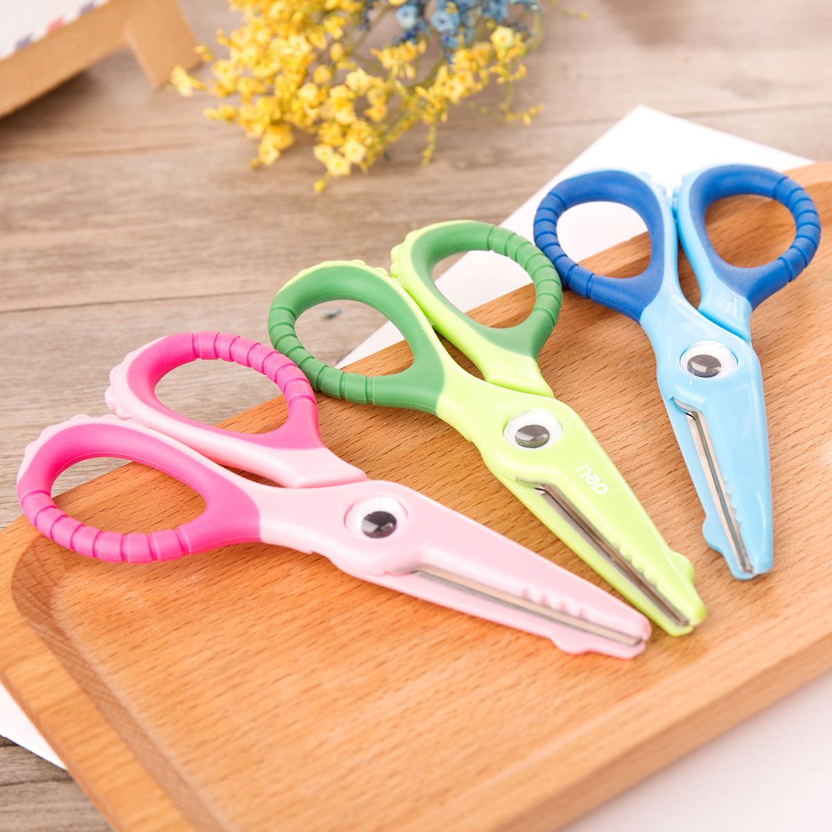 The cute and fresh cartoon crocodile scissors made by students come in random colors and are practical and powerful Specification image