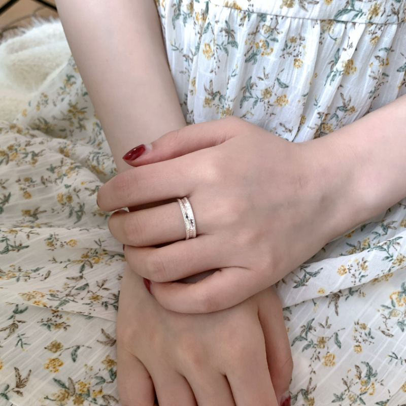 The ring does not fade. It has a unique and high-end feel, is versatile, and exudes a light luxury temperament. It is an inS-style retro ring with geometric openings from Japan and South Korea Application Scenario