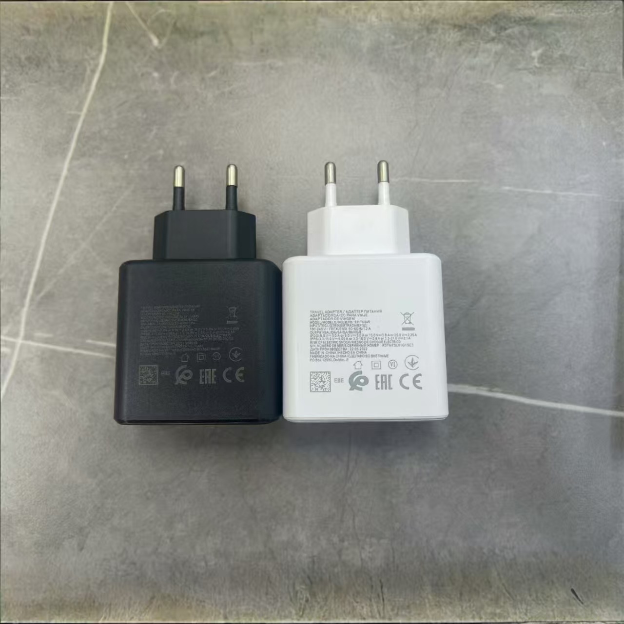 PD45W Dual Type-c Super Fast charger suitable for Samsung S22/S21/S20/Note10 mobile phones Application Scenario
