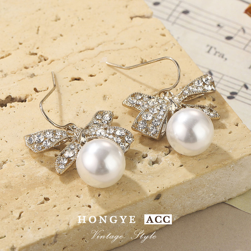 Light luxury earrings are fashionable and elegant. Niche stud earrings with full diamonds and bows give a unique and high-end feel. Versatile earrings for women