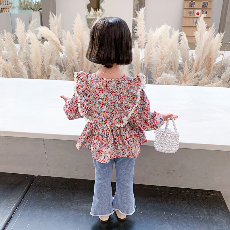 A 2021 new spring and autumn collection for girls, featuring a two-piece set of children's clothing with floral prints and jeans Application Scenario