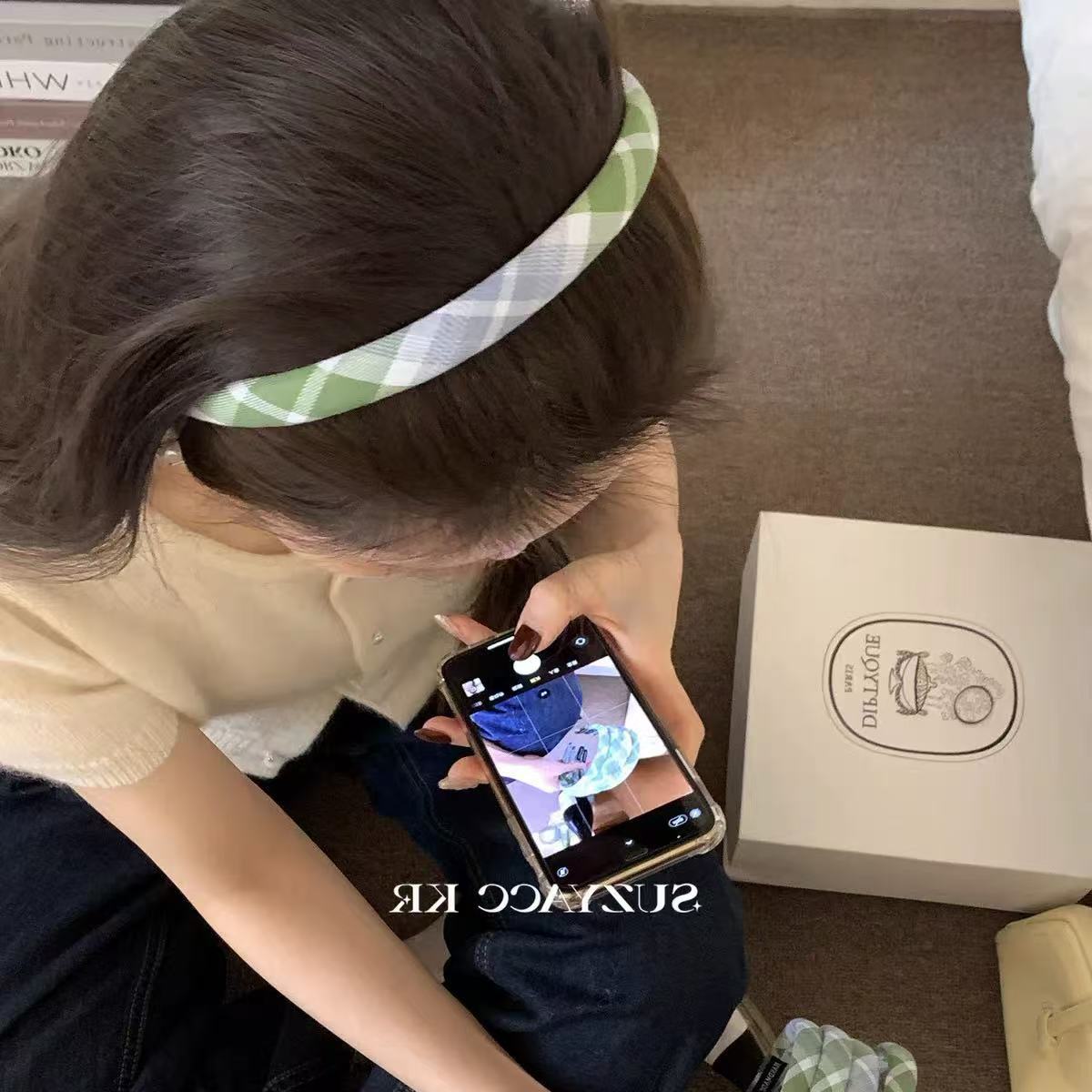 The new, fresh and fair blue and green checkered hair band is fashionable and niche. It features an academic headband, a simple hair tie and hair accessory details Picture