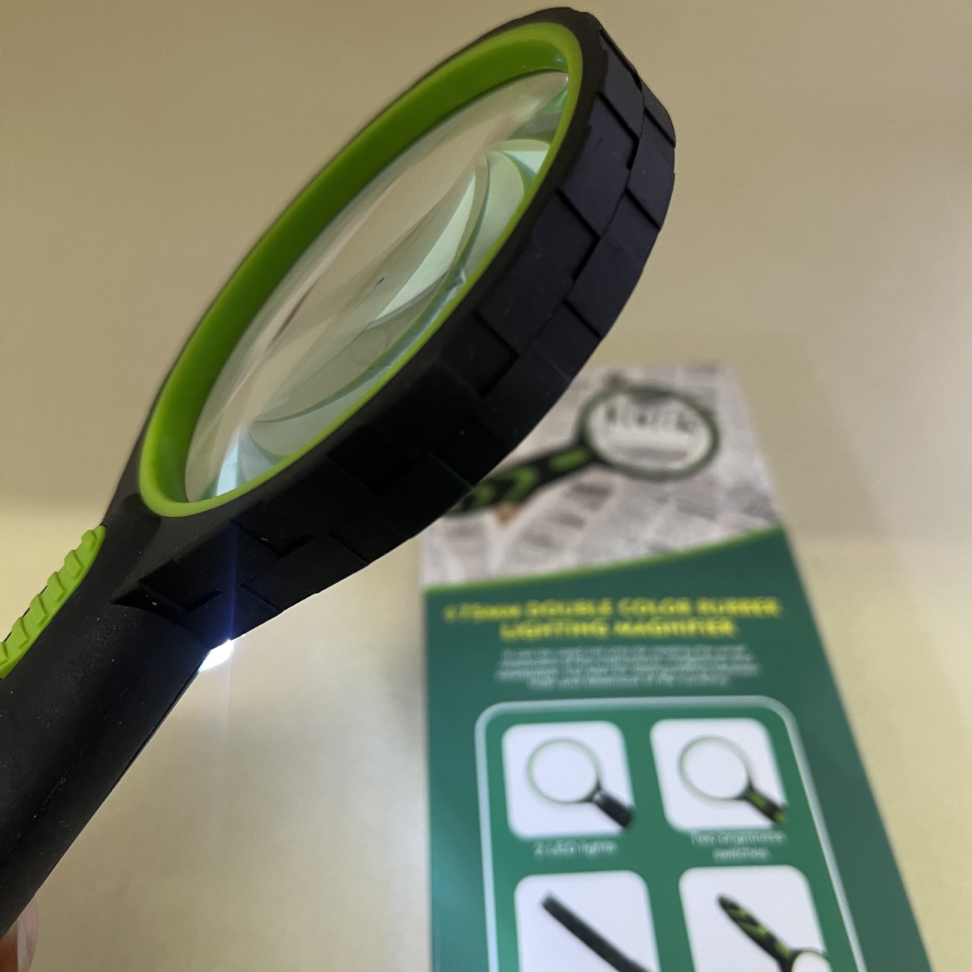 New handheld 10x magnifying glass with LED light rubber handle for elderly reading gift magnifying glass Application Scenario