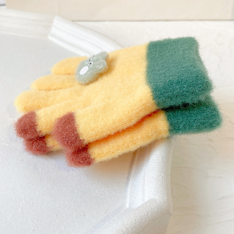 Korean-style color-blocking warm gloves for infants and toddlers, thickened for winter cold protection, all-finger gloves for children, boys and girls, babies, five fingers Application Scenario
