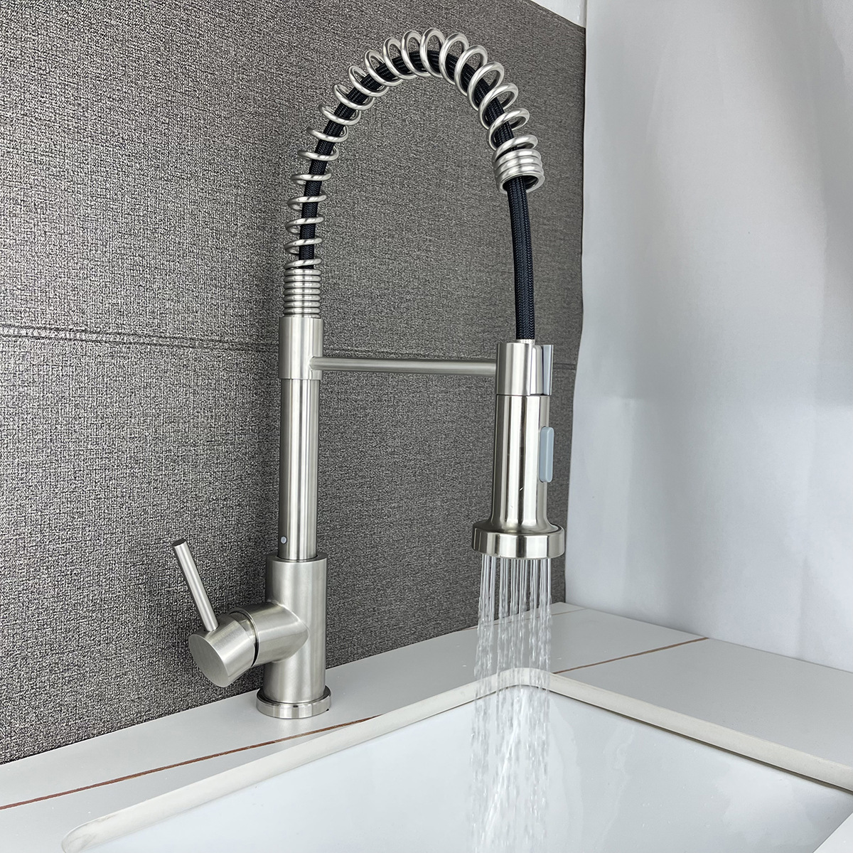 Stainless Steel Large Spring Pull-Out Kitchen Faucet Wire Drawing Sink Washbasin Universal Retractable Faucet Application Scenario