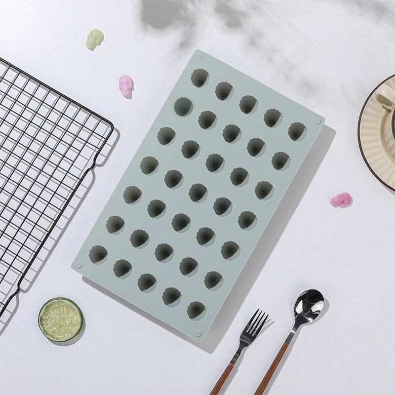 The new 35-piece pinecone series chocolate mousse food-grade silicone mold is easy to demold and clean. Baking mold Application Scenario