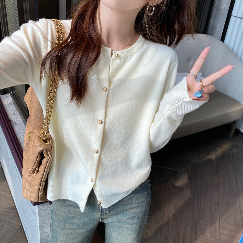 A best-selling knitted cardigan for women, a thin 2024 early autumn new style knitted sweater, a versatile outer layer with a small sweater details Picture