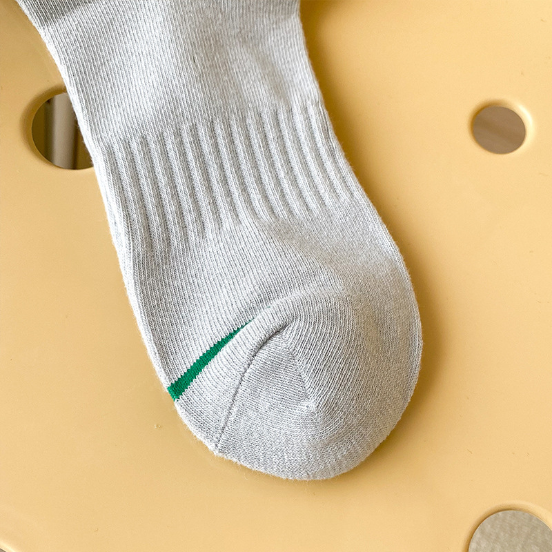 Sock stall, one-piece consignment, mid-calf socks for men, autumn and winter casual sports, combed cotton long socks, men's socks, embroidered solid color cotton socks, one-piece consignment Application Scenario