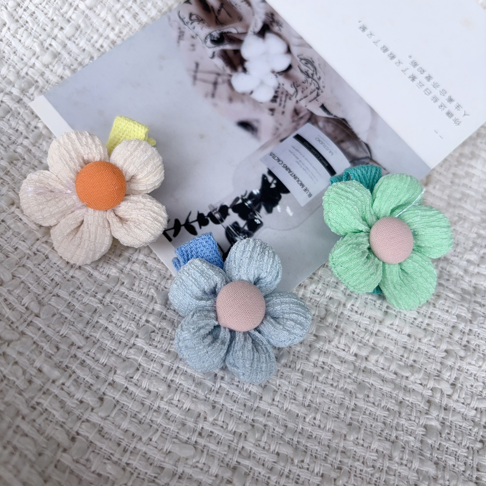 The new Korean version of the girl's pleated fabric five-petal flower headwear is fresh and cute, with colorful flower bangs and hair clips Application Scenario