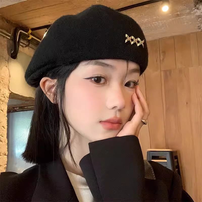 Black beret for women in autumn and winter, a versatile Korean-style woolen hat for warmth and facial enhancement, a small hat with a big head and a flower bud painter hat