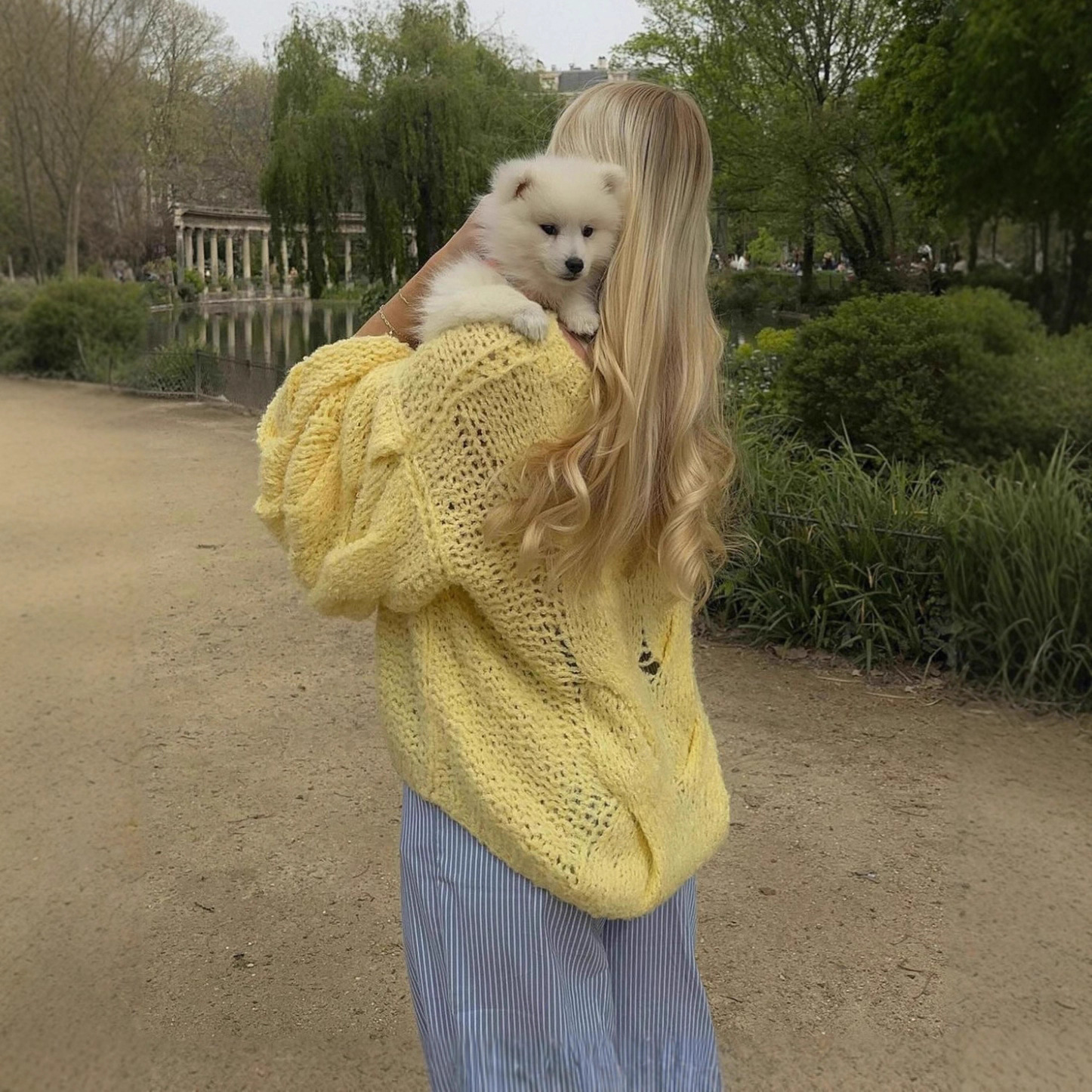 A new laid-back and fresh knitted sweater from Europe and America, a solid color off-the-shoulder sleeve pullover, a soft and skin-friendly autumn and winter sweater for women Application Scenario