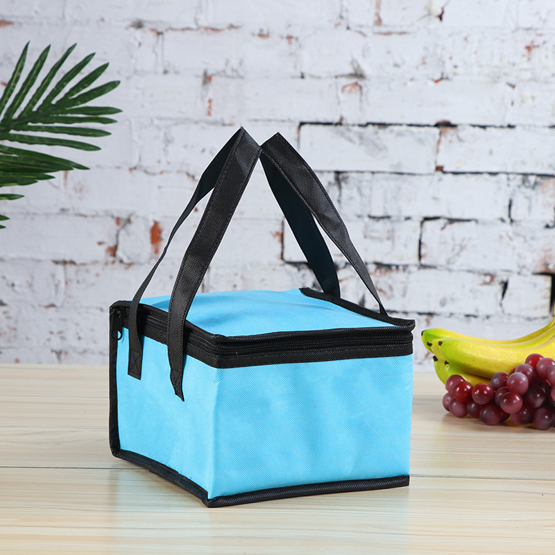 Hand-held takeout insulated bag with aluminum foil zipper for preservation and refrigeration Application Scenario