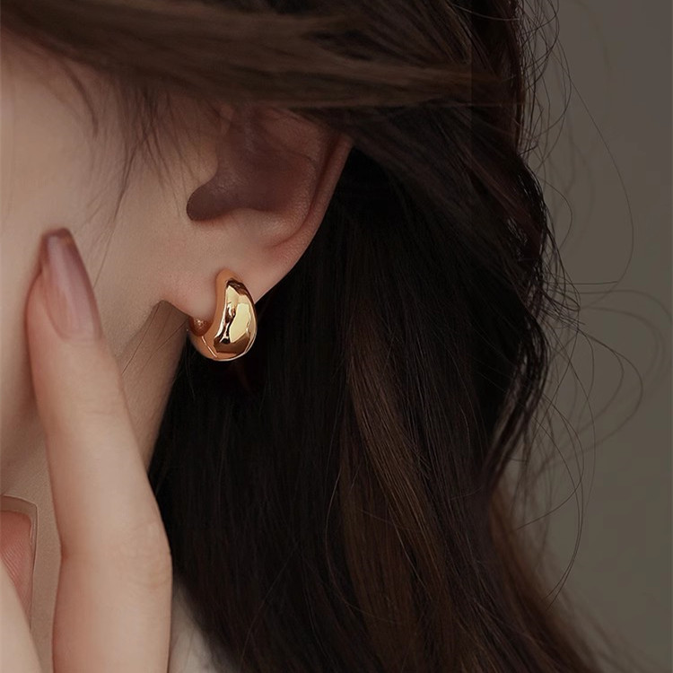 Korean-style teardrop ring earrings with a light luxury and high-end feel, women's ear buckles, 2024 new plain ring European and American personalized earrings Application Scenario
