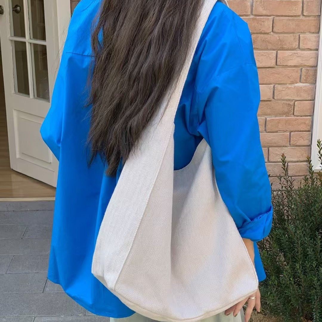 Niche design sense canvas bag, large-capacity Korean-style laid-back single-shoulder bag, 2025 commuter student underarm tote bag details Picture