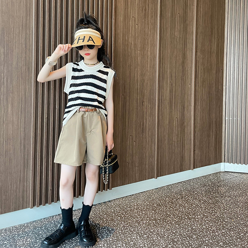 Girls' summer shorts, fashionable and casual suit pants, middle-aged children's summer wear, ice silk vest, children's loose mid-length pants set details Picture