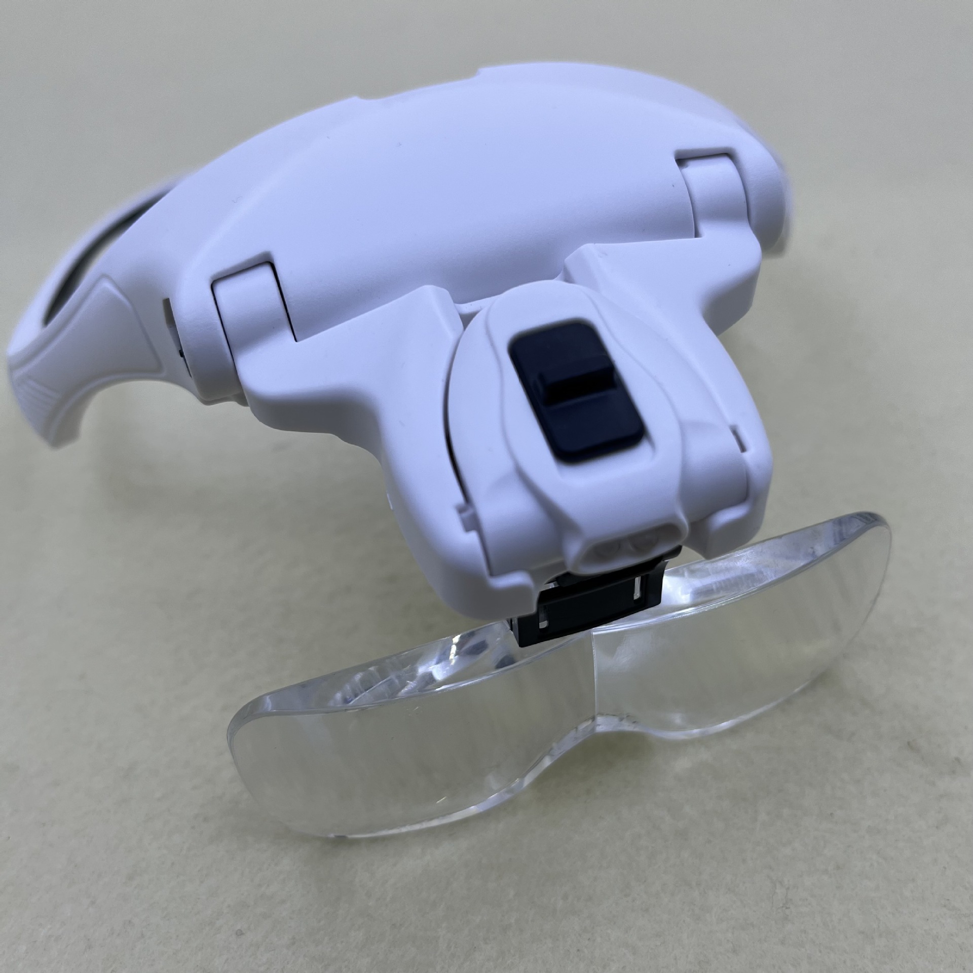 Wholesale of 9892B2 improved new eyeglass-style head-mounted LED lamp elderly gift reading with light and eye-protecting magnifying glass Application Scenario