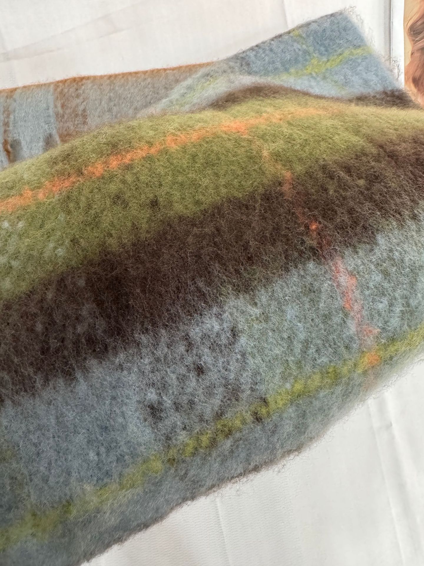 2025新款马海毛流苏围巾女秋冬季氛围感保暖格子百搭外贸跨境专供详情8