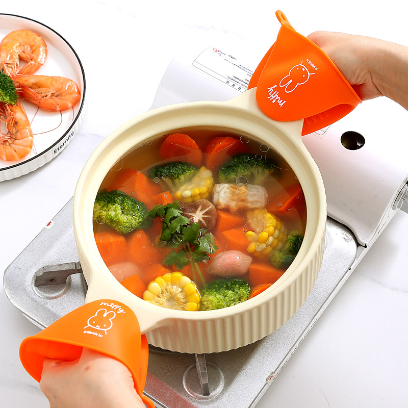 Mifei kitchen heat-resistant and heat-insulating silicone hand clamp, anti-slip clay pot, baking oven, microwave oven, thickened high-temperature resistant gloves Application Scenario