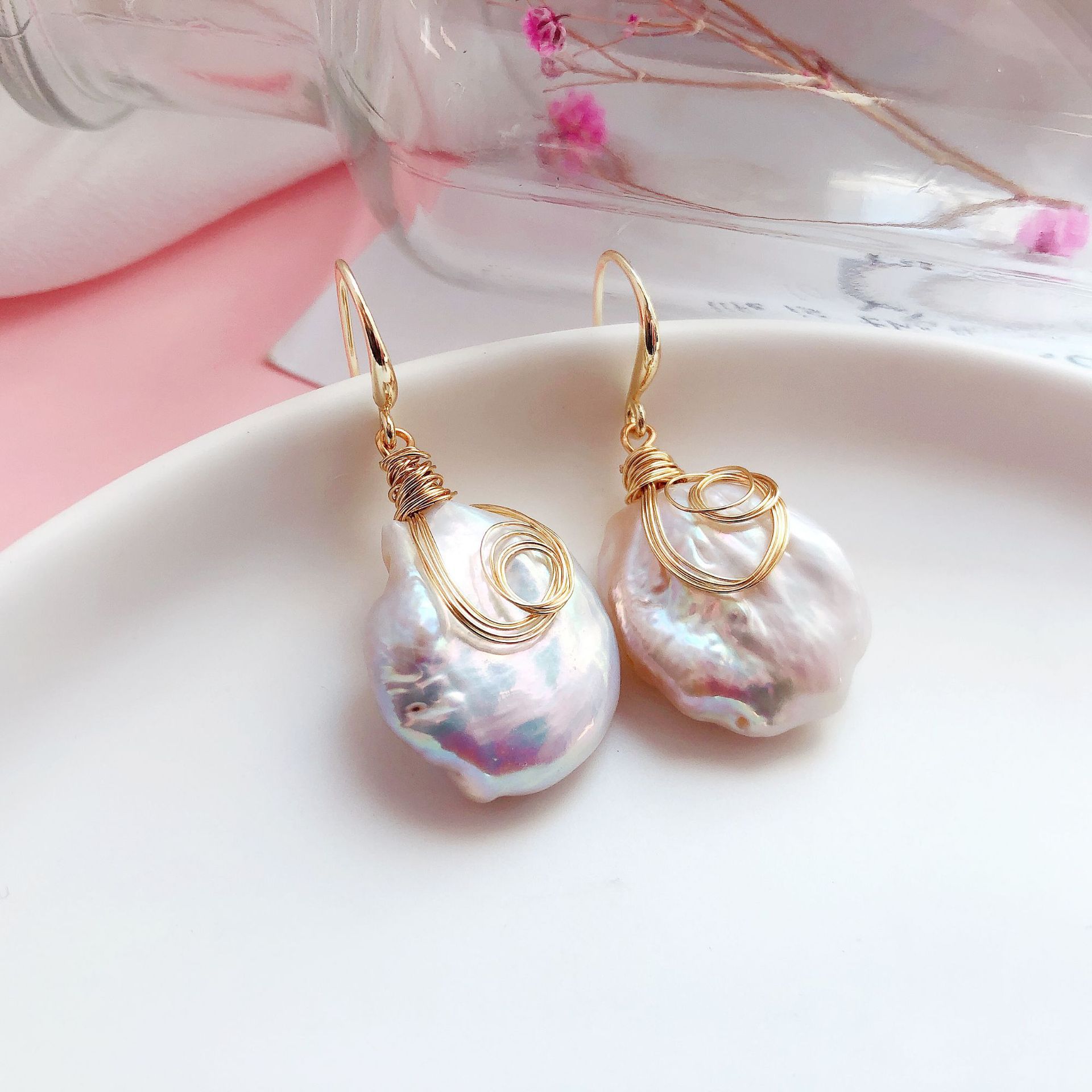 Fudora Shijia 14k gold-plated Baroque freshwater pink and purple pearl stud earrings, retro French pearl earrings, retro Hong Kong-style earrings Application Scenario