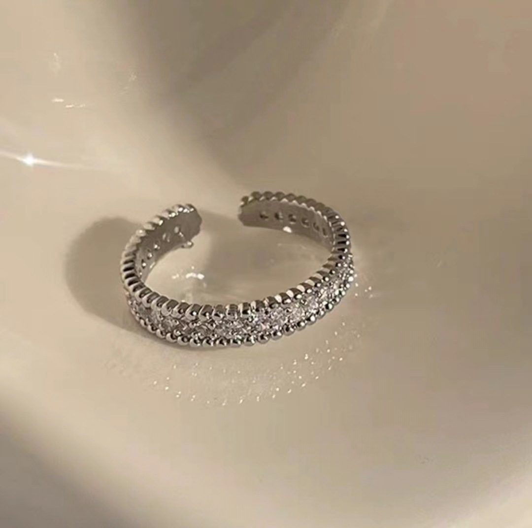 The New Kimoj Ring From 2025, Featuring A Retro European And American Style With Beaded Edges, Wide Open Surface, Full Of Diamonds And Smooth Finish, Is A Simple Yet High-End Ring Application Scenario