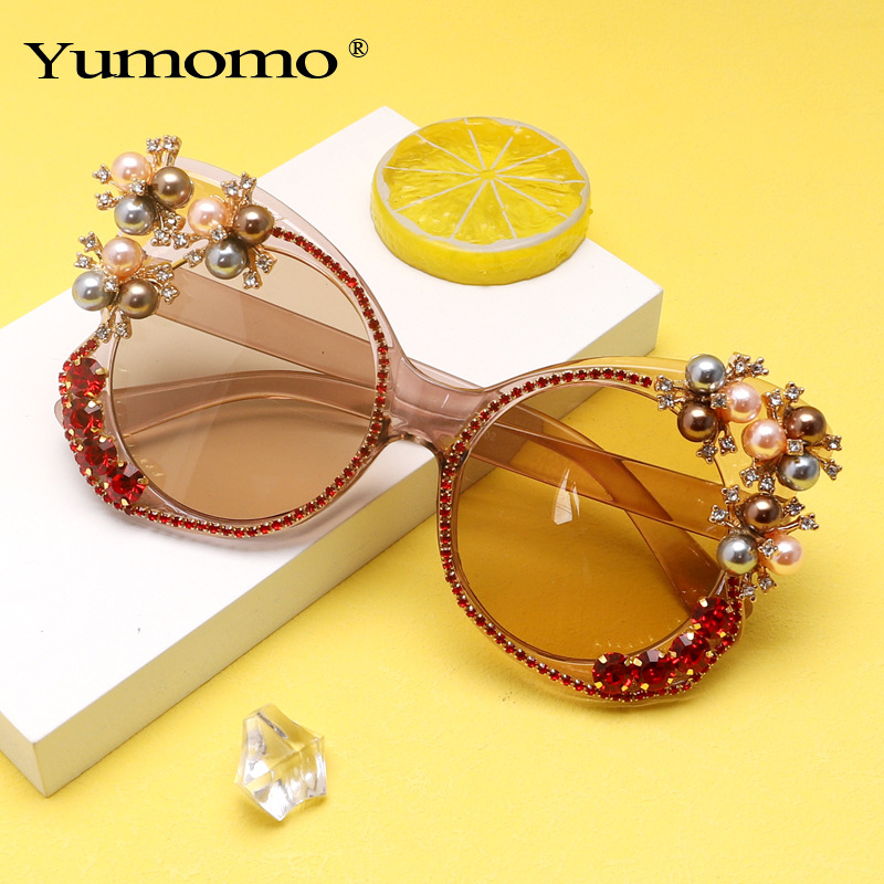 European and American butterfly-shaped sunglasses, modern and retro fashionable large-frame sunglasses, punk trend and individual street style, diamond-encrusted sunglasses