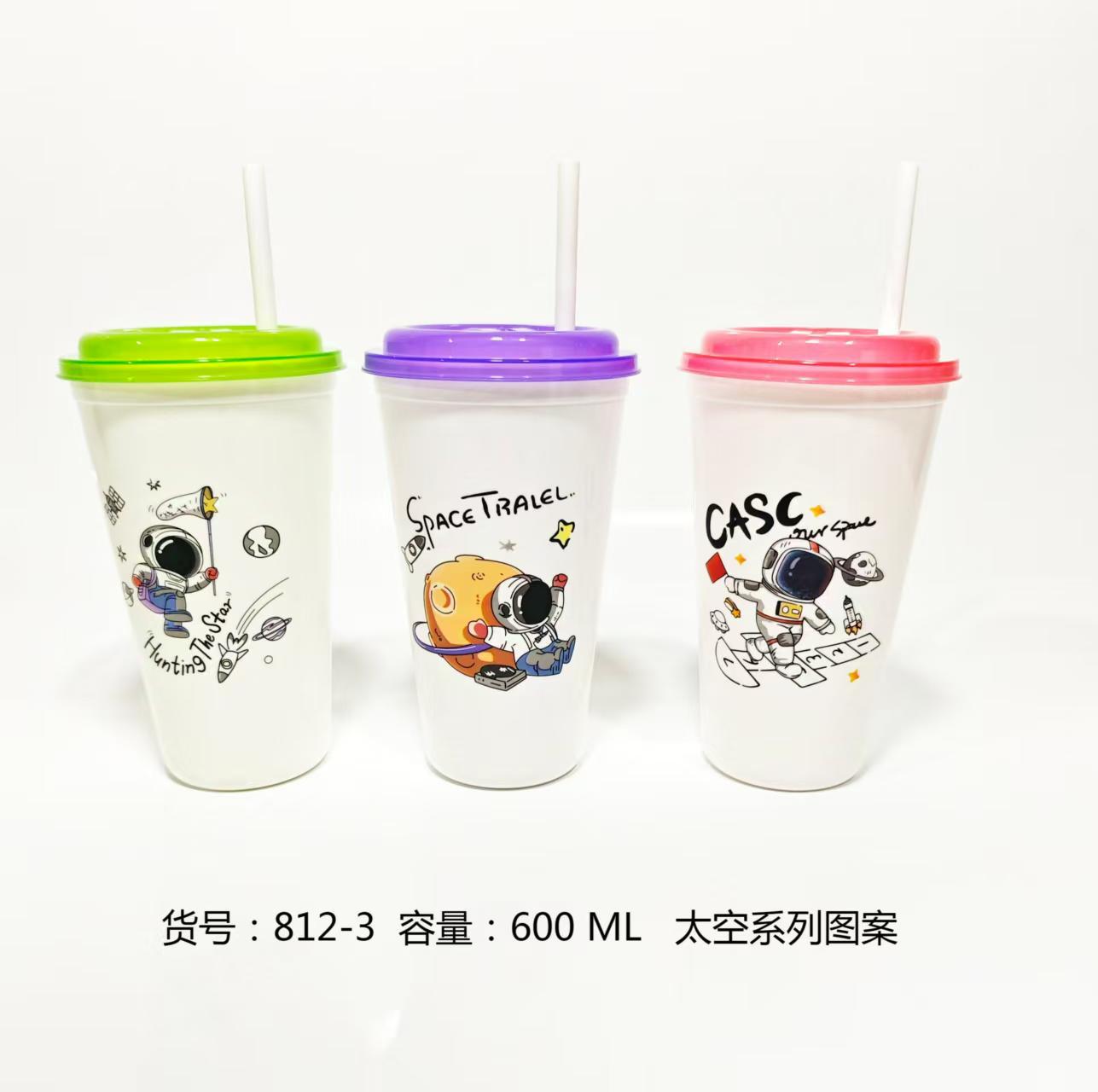 Capibara Capybara cartoon pattern plastic straw cup Astronaut pattern plastic straw cup details Picture