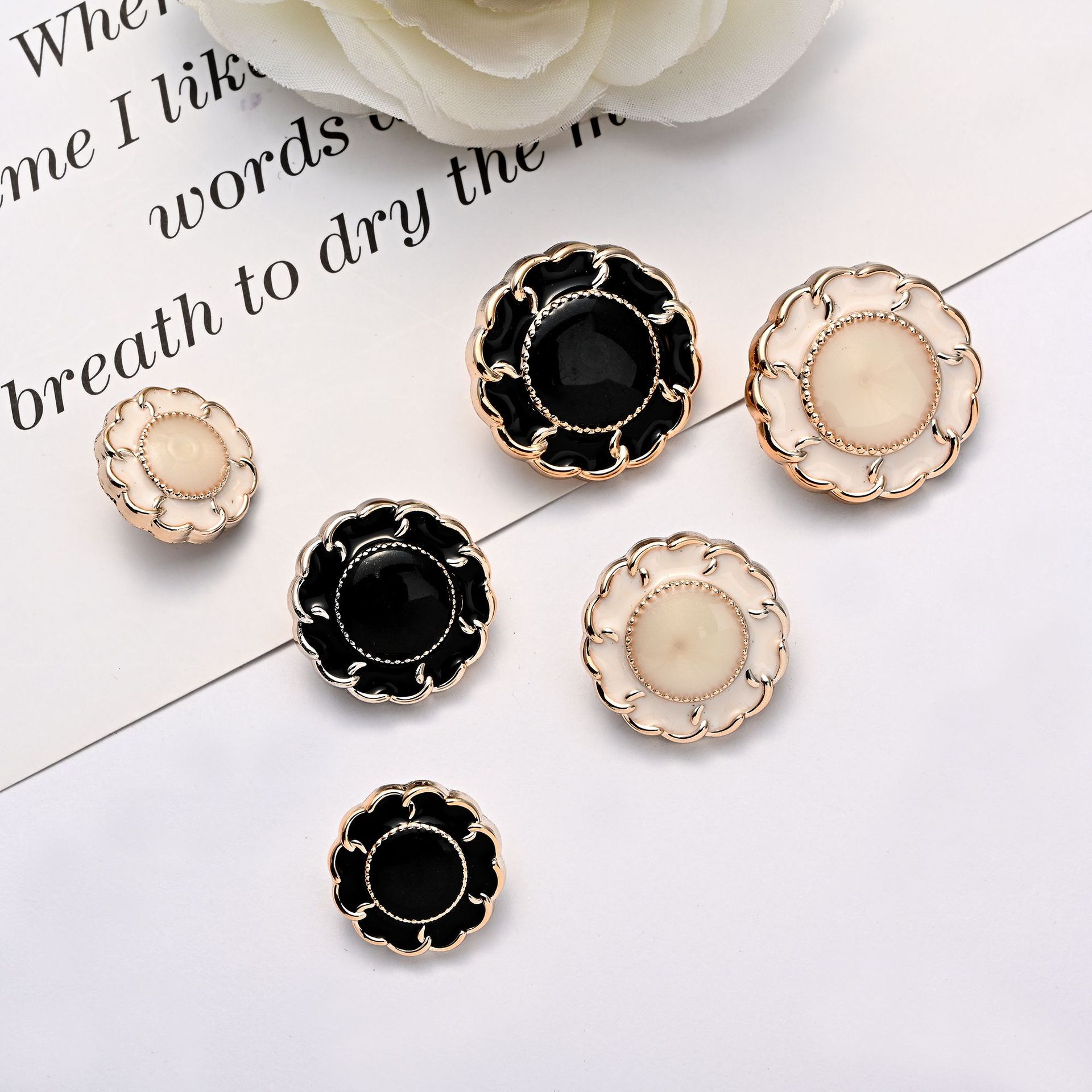 Customized wholesale of new black and white stylish shirt buttons, decorative buttons and cufflinks from the original manufacturer Application Scenario