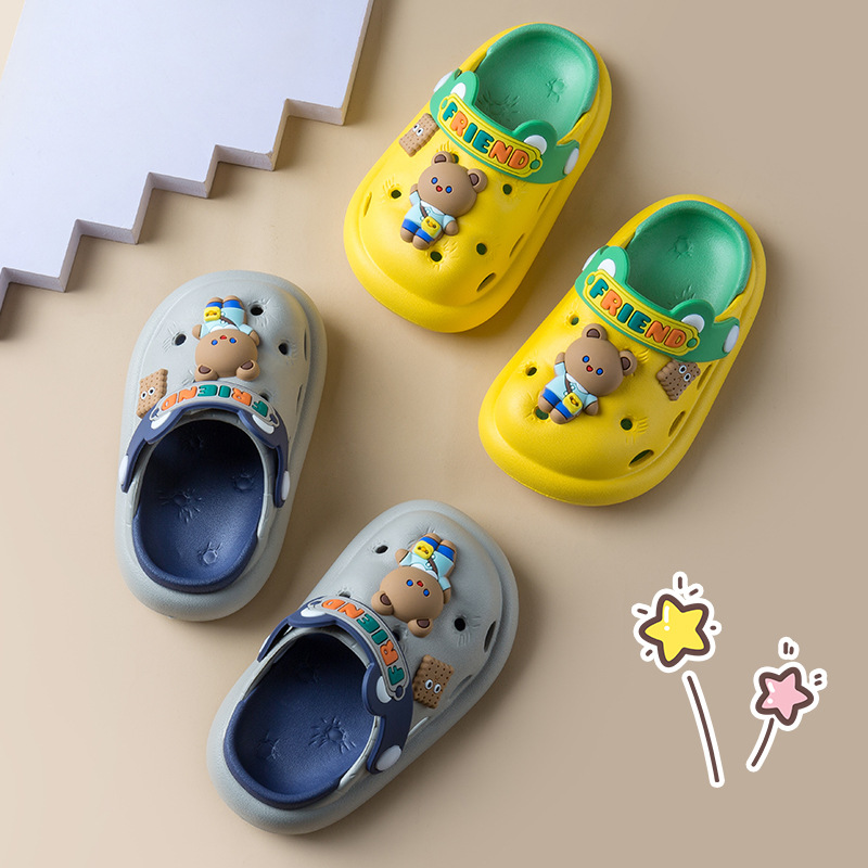 Cross-border new children's slippers, summer cartoon rabbit soft-soled comfortable children's flip-flops, home bathroom clogs, wholesale for export Application Scenario