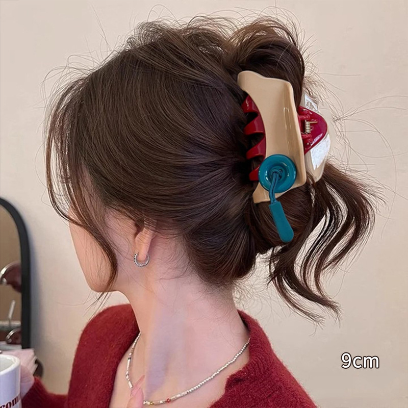 The new women's updo hair clip with a red button from the national trend series, the shark clip, exudes a sense of high-end style at the back of the head. It is a stylish hair clip, headwear and hairpin details Picture