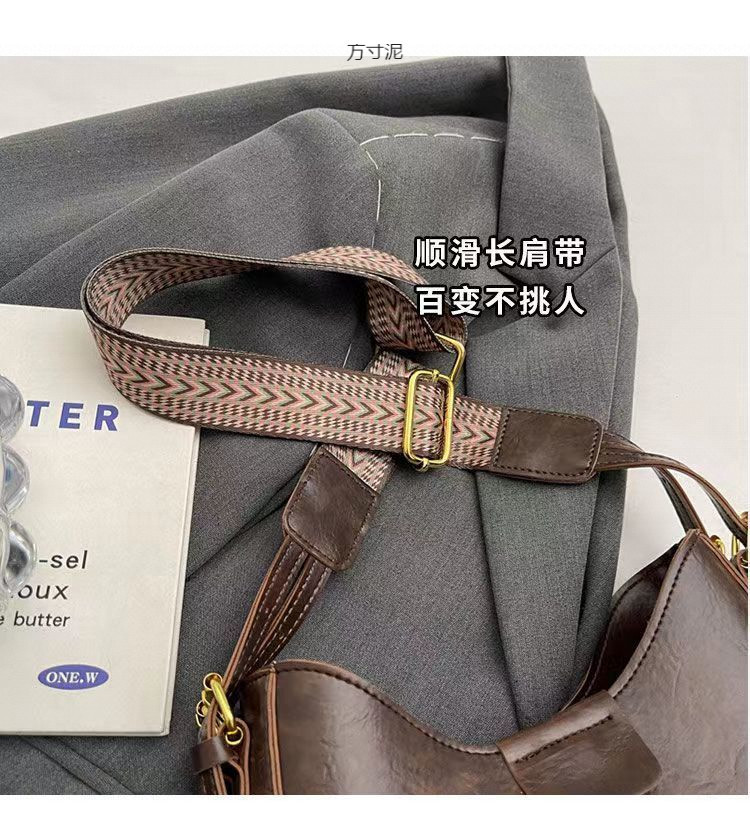 包包女士新款潮感时尚斜挎包复古今年流行宽带单肩水桶包一件批发详情3