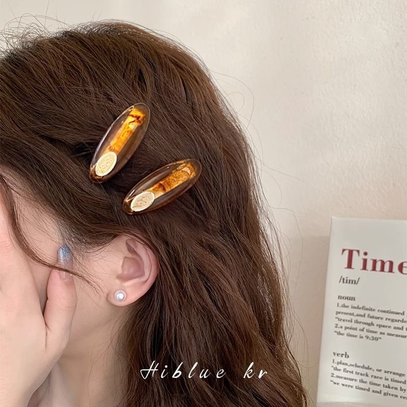 Amber bangs small hair clip, side clip, high-end and simple broken hair clip, duckbill clip, French retro seamless hair accessory clip Application Scenario