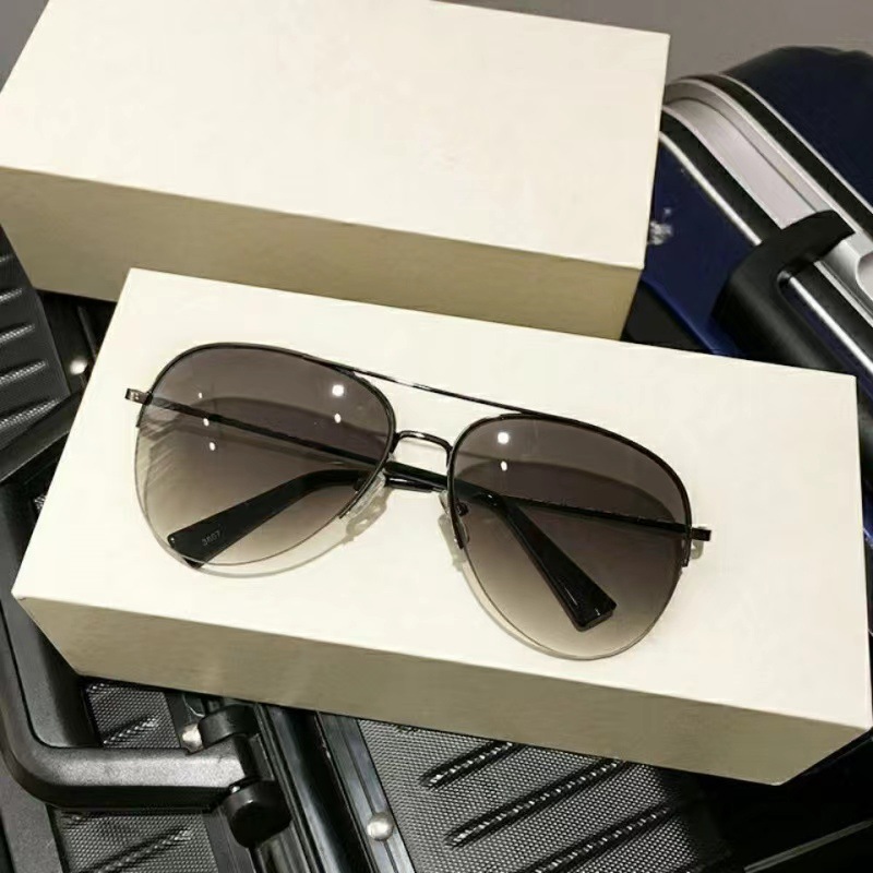 Sunglasses for male pilots, super cool aviator sunglasses, brown half-frame sunglasses for men driving, couple sunglasses for women Application Scenario