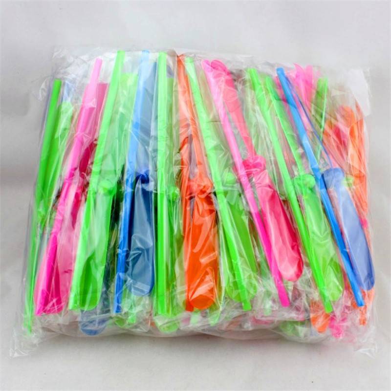 Classic bamboo dragonfly children's toys, flying apsaras, nostalgic toys, frisbee spinning gifts, one-yuan and two-yuan toys Application Scenario