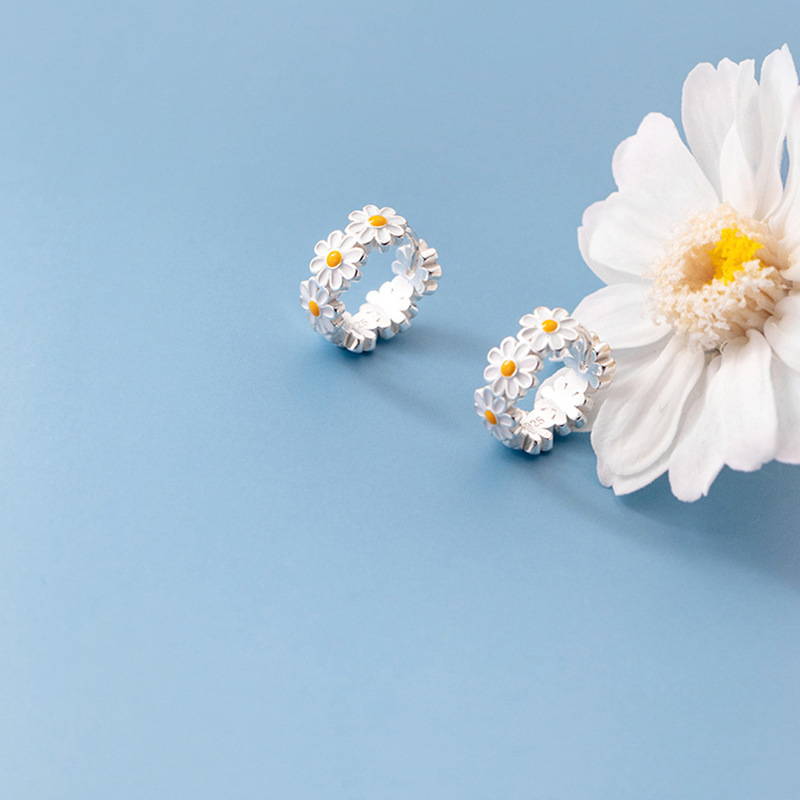 Cross-Border Hot Instagram Small Daisy Ear Buckle Female White Drop Glue Flower Earrings Simple Temperament Daisy Earrings