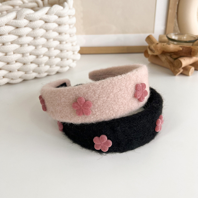The autumn and winter plush small flower hair band is a versatile accessory for women going out. The high headband and hair tie are simple and popular