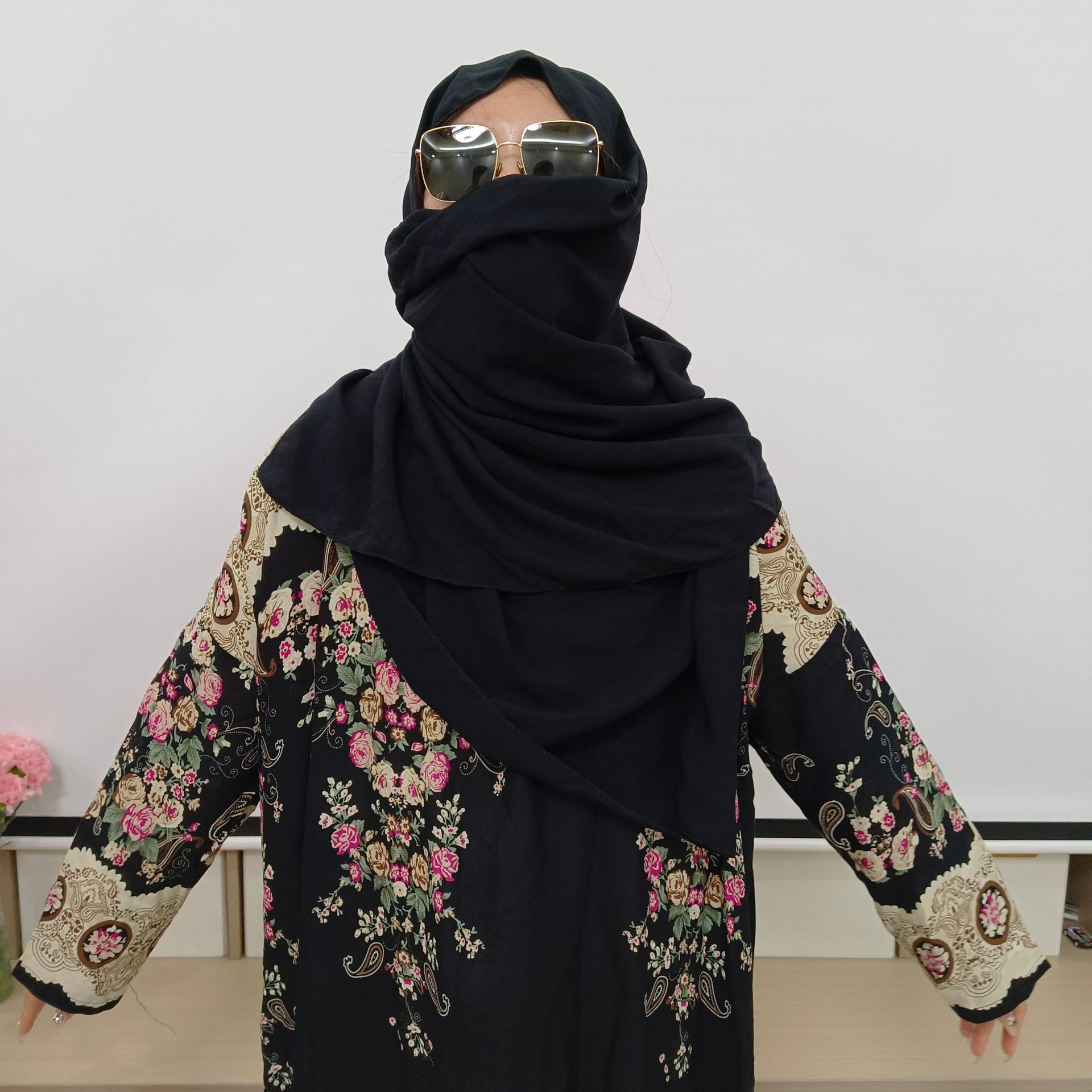 عبر الحدود، عباءة النساء، وقبعات مزدوجة من الحصان العربي التركي بملابس تنورة وعمامة عبر منطقة الأمازون