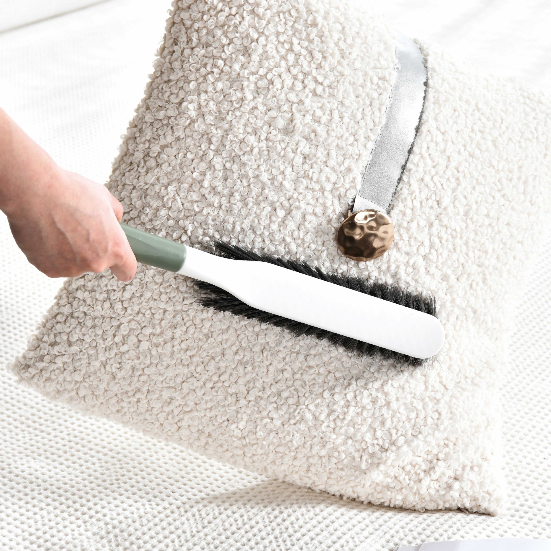 New factory direct sales of bed brushes, dust removal brushes, super soft long-handled brushes, sofa, bed sheet and carpet cleaning brushes wholesale Specification image