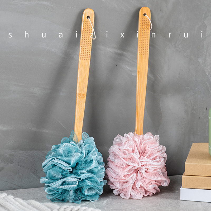 The back of the bath brush is used for scrubbing and removing mud. There is no need for a soft-bristled long-handled bath brush or a body scrubbing towel for cleaning