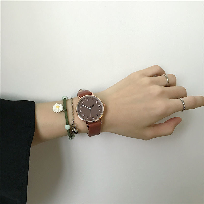 The ins green girl's watch exudes a simple and artistic charm. It's a retro and fair look for junior high school students. It's a versatile quartz watch with a forest style Application Scenario