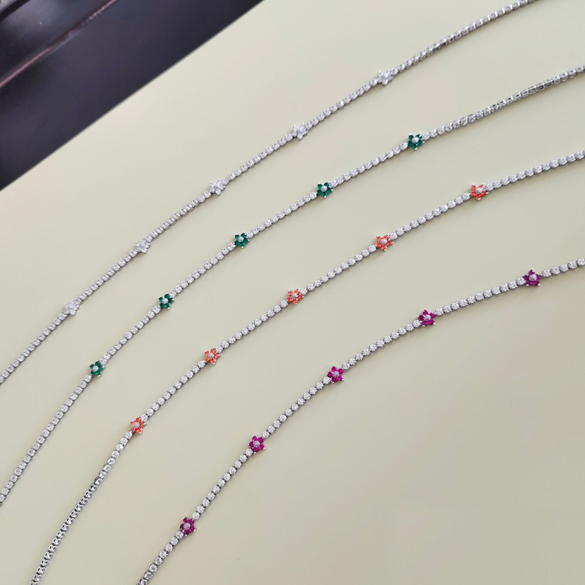Diamond Cube Cross-border Ins Fashion Retro Necklace, women's European and American accessories collarbone chain, gold-plated light luxury high-end neckchain Application Scenario