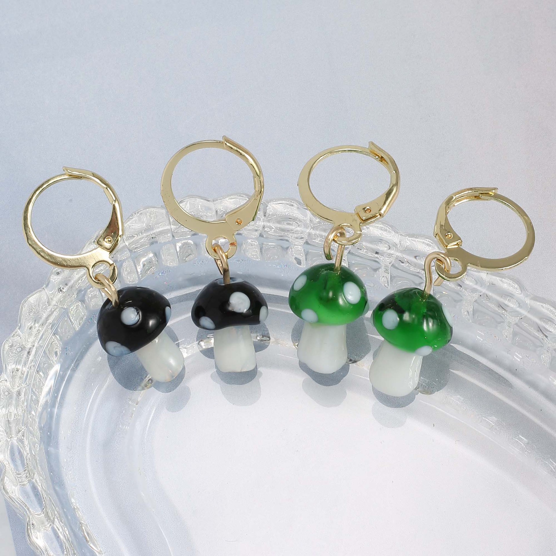 Japanese and Korean Instagins-style best-selling personalized, fashionable and cute polka dot mushroom earrings and earrings for simple women Application Scenario