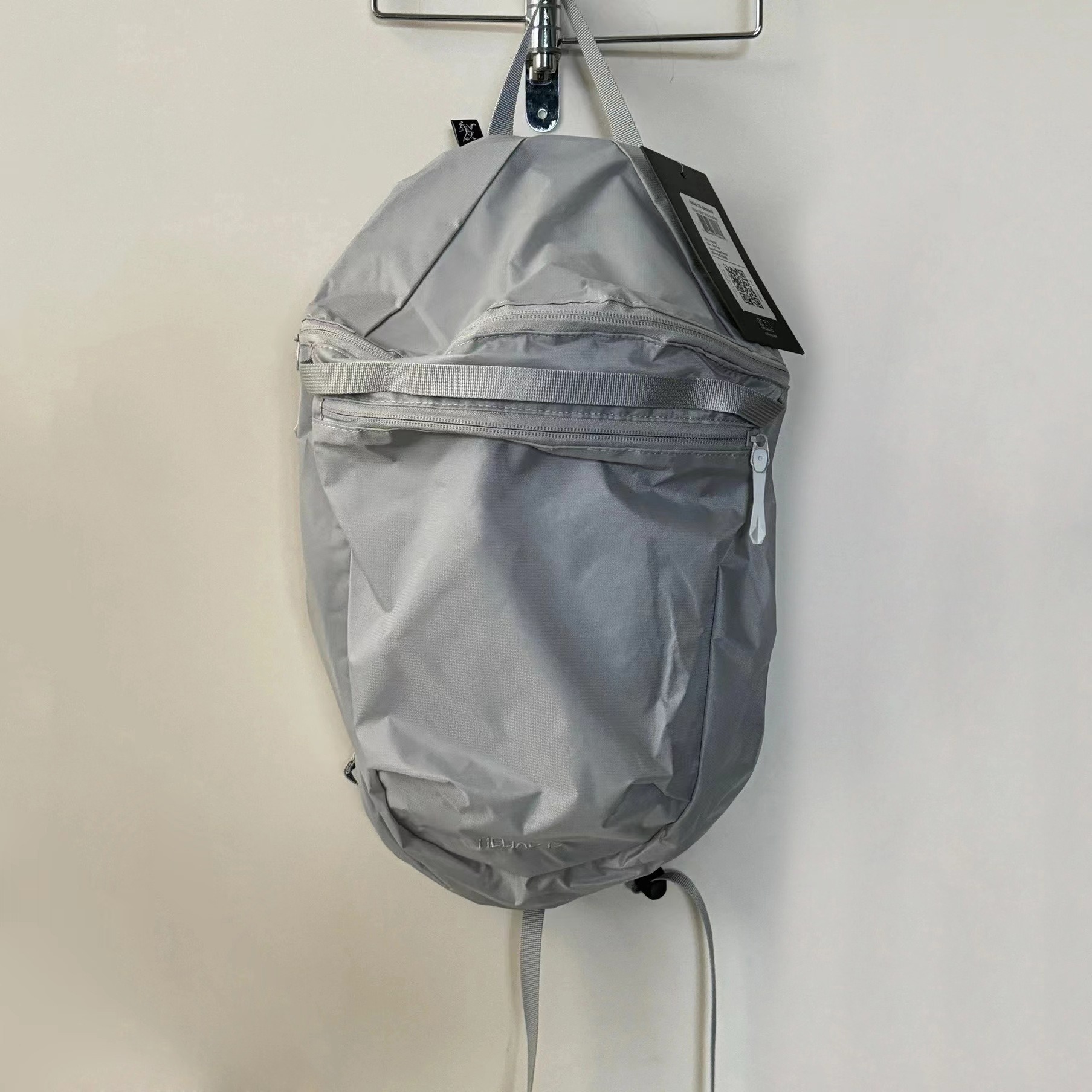 The chicken skeleton backpack heliad15L is a lightweight outdoor hiking backpack for both men and women, and a portable waterproof bag for casual hiking details Picture