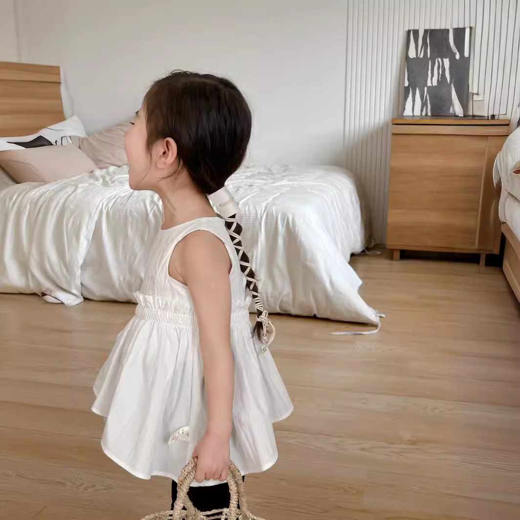 The new summer style of girls' and children's innocent Korean-style fashionable vest and doll shirt for kids, summer sleeveless shirt for children Application Scenario