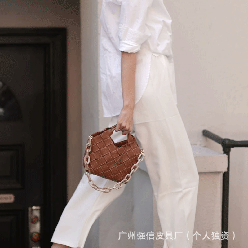 The cross-border bestseller VERE Maillard style light luxury high-end single-shoulder pleated cowhide hand-woven handbag Application Scenario